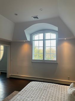 Efficient Hunter Douglas Arch Shutters with 3 1/2 Louvers and Hidden Tilts in Franklin Lakes, NJ Thumbnail